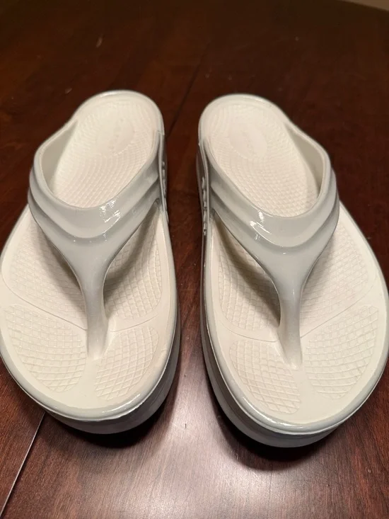OOFOS White Platform Thong Sandals - Picture 1 of 5
